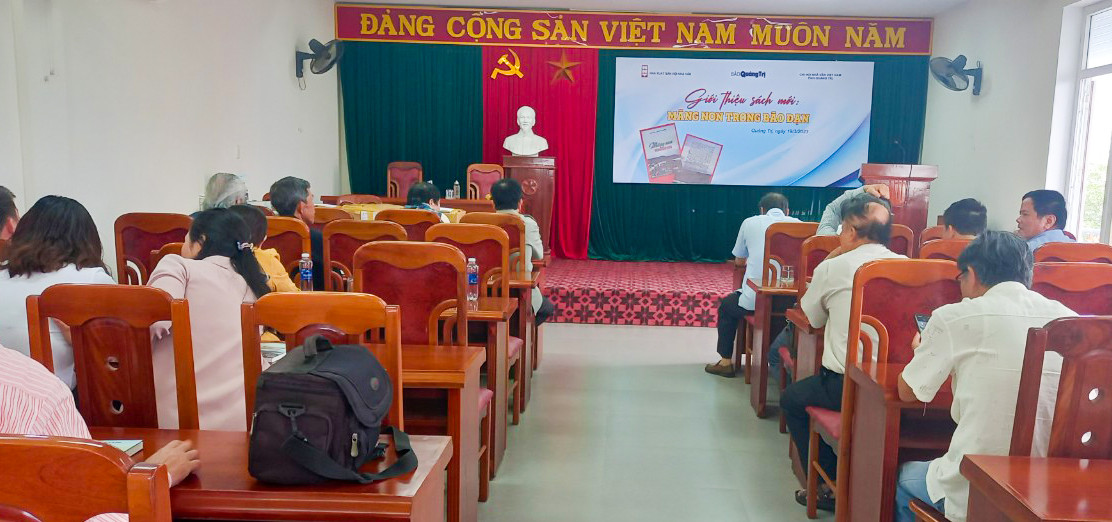 Nhiều người từng gắn b&oacute; với K8 tham gia buổi ra mắt s&aacute;ch tại B&aacute;o Quảng Trị ng&agrave;y 19/3/2023